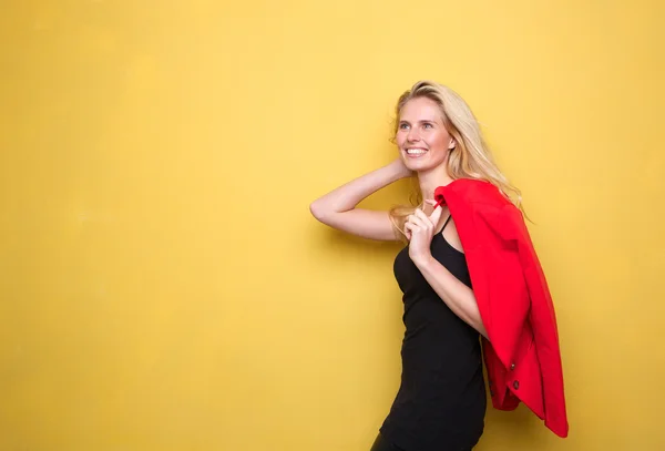 Mulher loira jovem atraente sorrindo — Fotografia de Stock