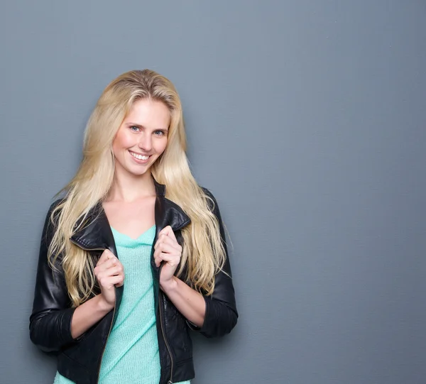 Young woman smiling on gray background — Stock Photo, Image