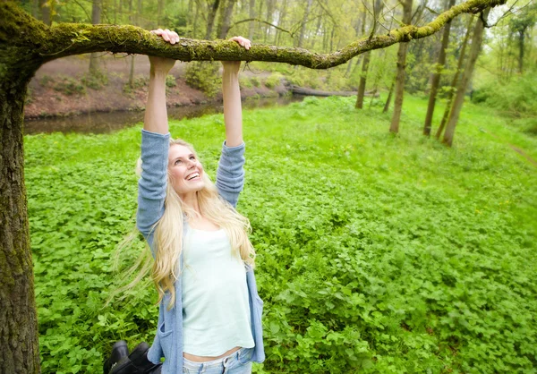 Joyeux jeune femme jouant à l'extérieur — Photo