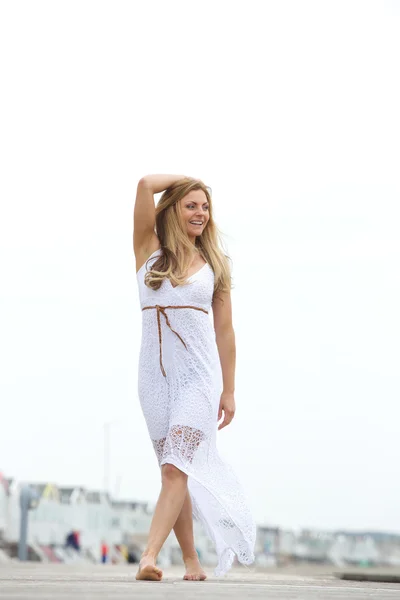 Glad ung kvinna gå barfota utomhus — Stockfoto