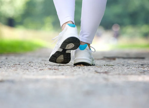 Mujer caminando en zapatillas al aire libre — Foto de Stock