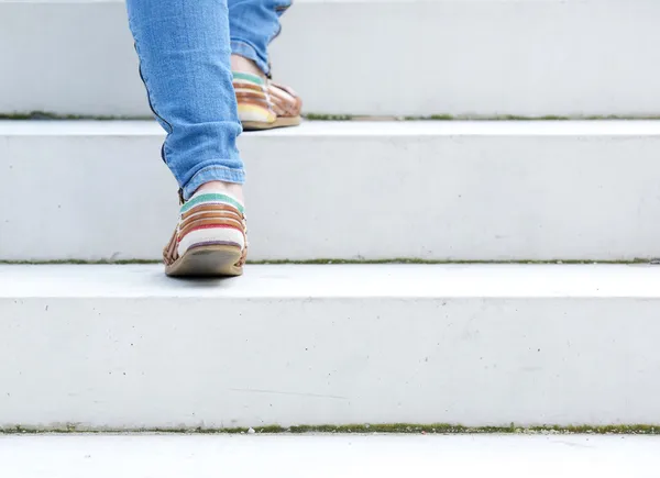 Kvinnliga promenader på övervåningen — Stockfoto