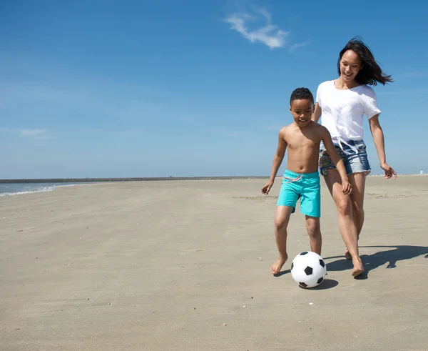 Mutter spielt mit Sohn mit Ball — Stockfoto