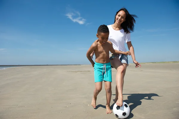 Sorrindo mãe e filho brincando com bola — Fotografia de Stock