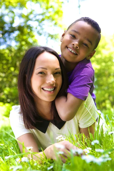 Retrato de una madre y un hijo felices — Foto de Stock