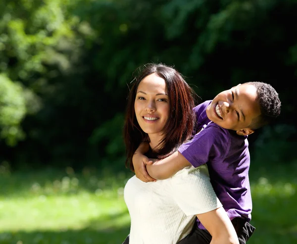 Madre con hijo disfrutando de paseo a cuestas —  Fotos de Stock
