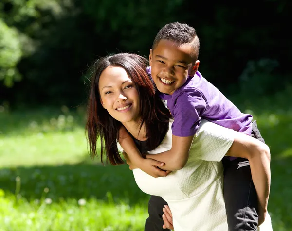 Moeder en zoon lachend samen buitenshuis — Stockfoto