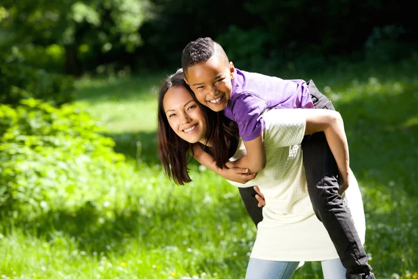 Madre sonriendo al aire libre con hijo feliz — Foto de Stock