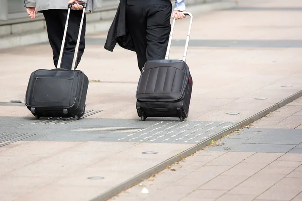 動かされた荷物で歩くビジネスマン — ストック写真