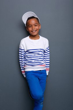 gülümseyen bir çocuk portresi 