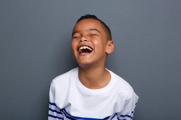 Pequeño niño emocionado riendo — Foto de Stock