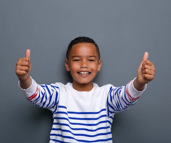 Feliz niño mostrando los pulgares hacia arriba — Foto de Stock