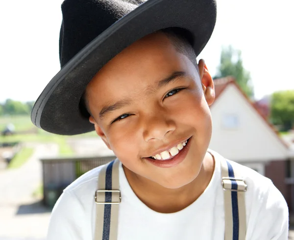 Milý chlapeček s úsměvem s kloboukem venku — Stock fotografie