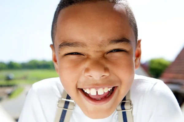 Pantolon askısı ile gülümseyen küçük bir çocuk portresi — Stok fotoğraf