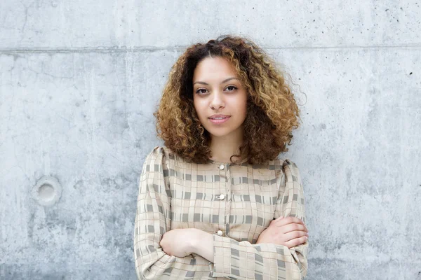 Woman posing outdoors with arms crossed — Stock Photo, Image