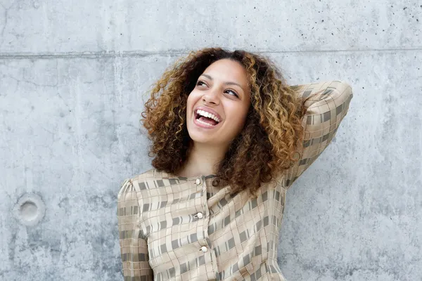 Portrait d'une jeune femme joyeuse — Photo