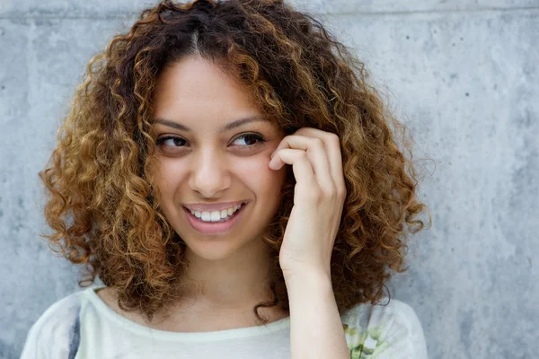 Leende unga afroamerikanska kvinna — Stockfoto