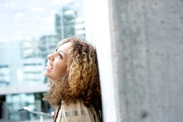 Mujer mirando hacia arriba y riendo al aire libre —  Fotos de Stock