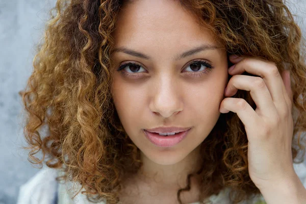 Vacker ung svart kvinna med hand i hår — Stockfoto
