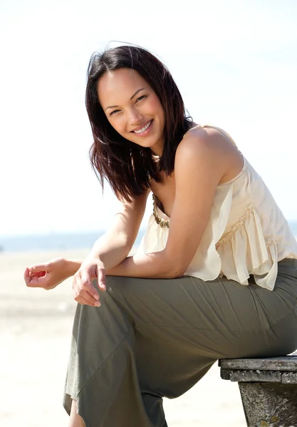 Schöne junge asiatische Frau lächelt draußen — Stockfoto