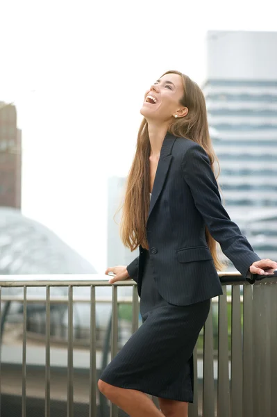 Mujer de negocios riendo en la ciudad — Foto de Stock