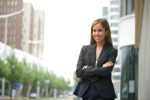 Femme d'affaires souriant à l'extérieur — Photo