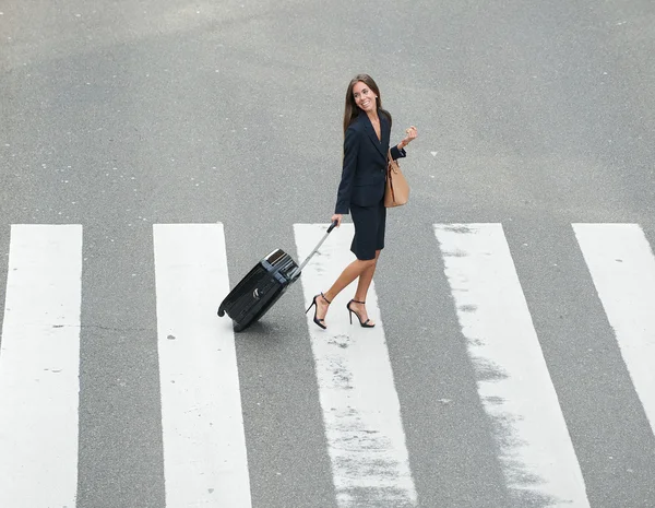 Femme d'affaires traversant la rue au croisement — Photo