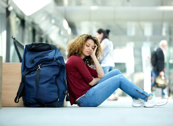 Vrouw slapen met bagage op de luchthaven — Stockfoto