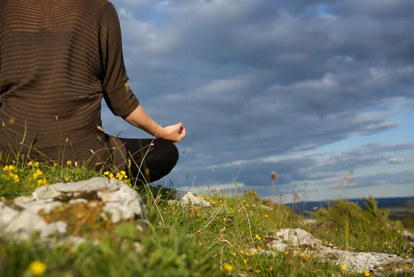 Женщина медитирует в позе йоги — стоковое фото