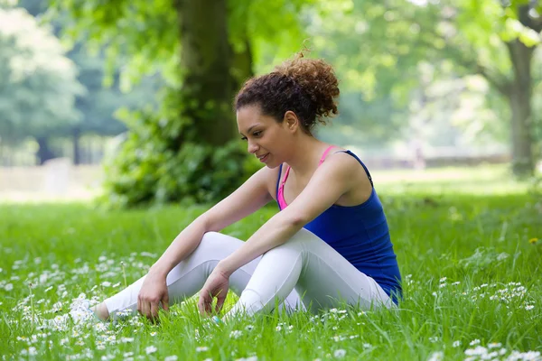 Donna rilassante dopo l'allenamento — Foto Stock