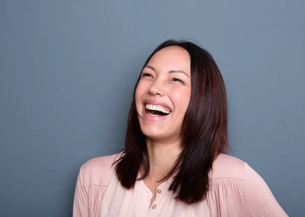 Portret młodej kobiety, śmiejąc się — Zdjęcie stockowe