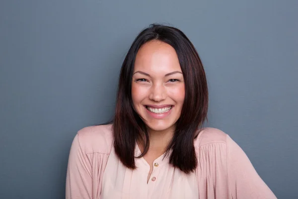 Retrato de uma jovem mulher alegre — Fotografia de Stock