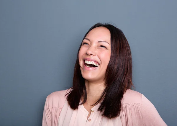 Retrato de uma jovem mulher rindo — Fotografia de Stock