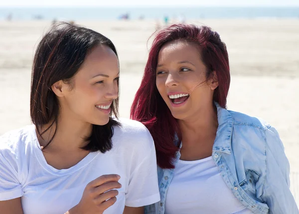 Namoradas sorrindo ao ar livre — Fotografia de Stock