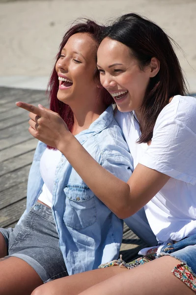 Zusters glimlachend en genieten van de zomer — Stockfoto