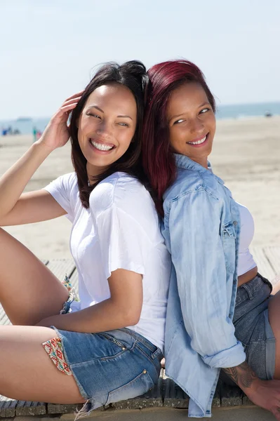 Twee zussen lachend samen buitenshuis — Stockfoto