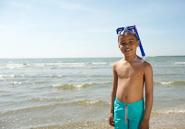 Miúdo bonito sorrindo com snorkel — Fotografia de Stock