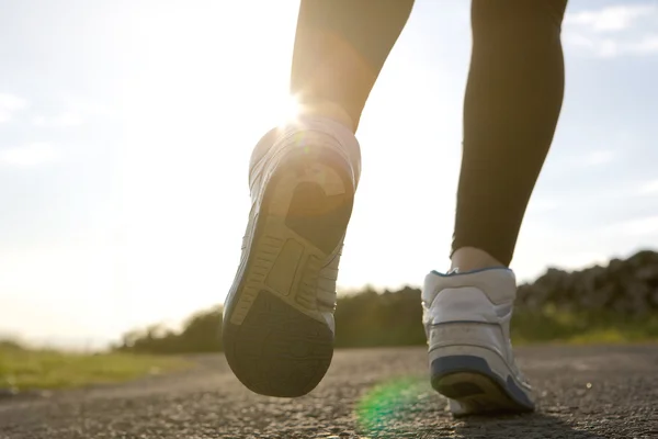 Lage hoek van vrouw joggen op straat — Stockfoto