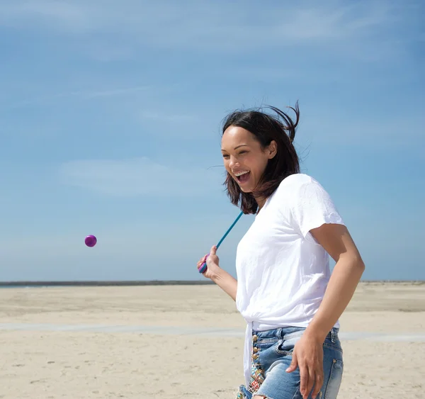 Vrouw met tennis op het strand — Stockfoto