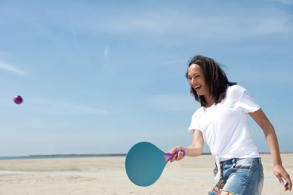 Kvinna spela paddel boll — Stockfoto