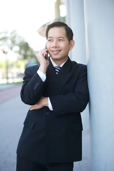 Zakenman lachend met mobiele telefoon — Stockfoto