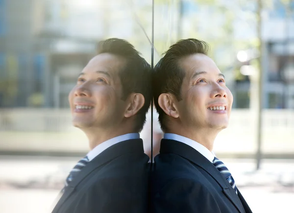 Uomo d'affari più anziano sorridente all'aperto — Foto Stock