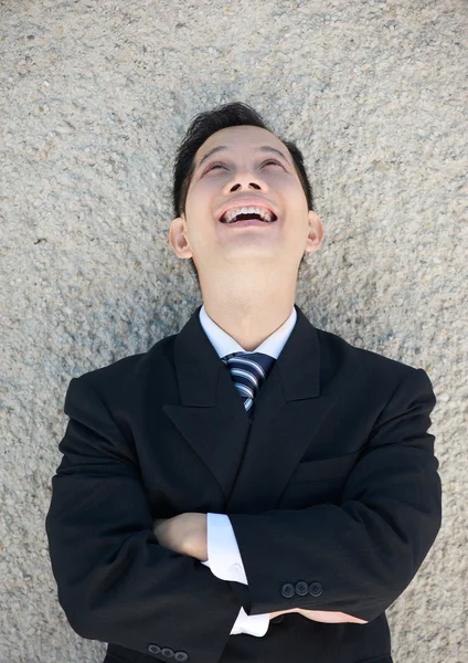 Biznesmen, śmiejąc się z rękami skrzyżowanymi — Zdjęcie stockowe