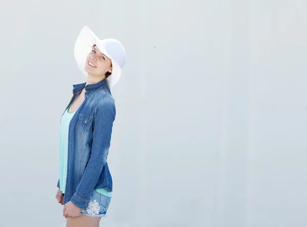 Mulher bonita sorrindo com chapéu de sol — Fotografia de Stock