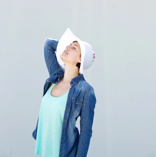 Woman with hat enjoying the sun — Stock Photo, Image