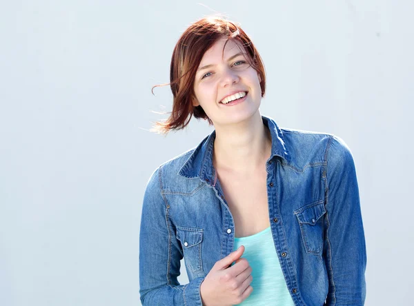 Attraktive junge Frau lächelt — Stockfoto