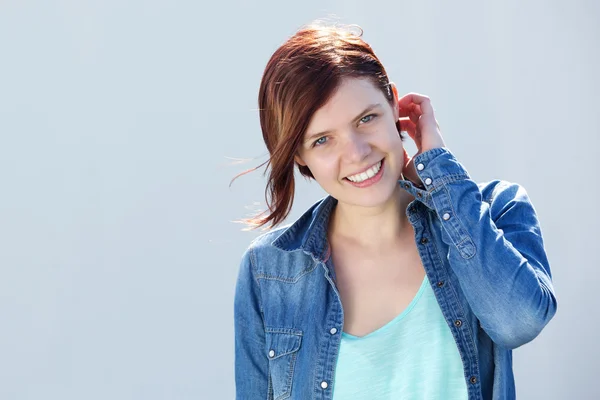 Mulher atraente sorrindo ao ar livre — Fotografia de Stock