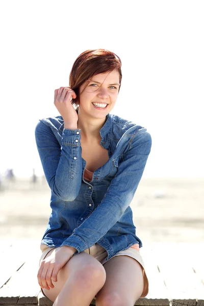 Çekici genç bir kadın açık havada gülümseyen — Stok fotoğraf