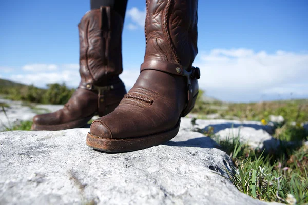 Par de botas de cuero marrón femenino — Foto de Stock