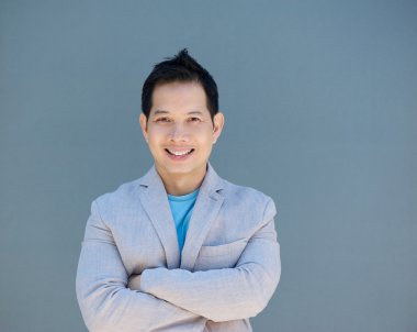 Asyalı adam Kollarını açarak gülümseyen geçti